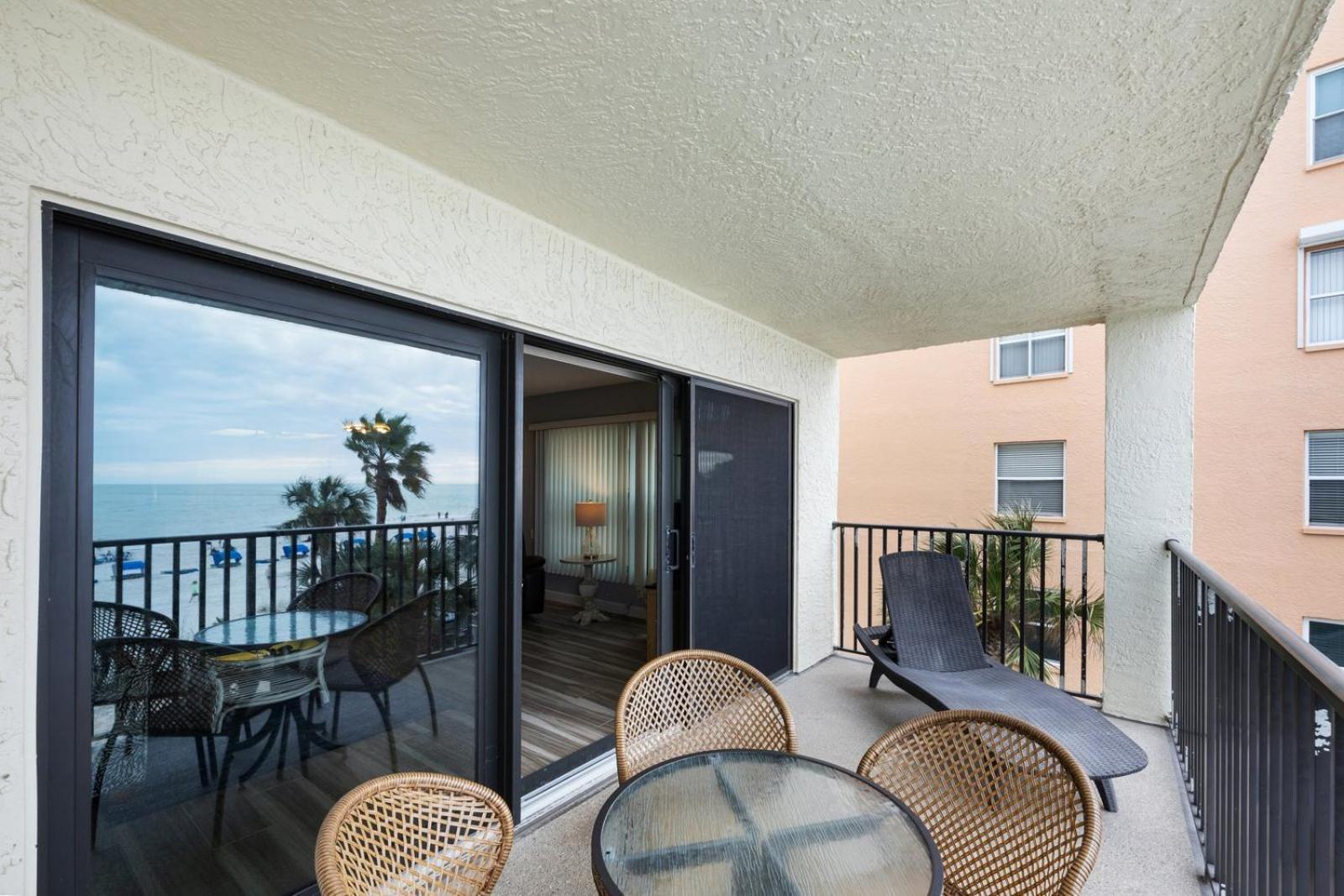 201 Sandy Shores Condos St. Pete Beach Exteriör bild